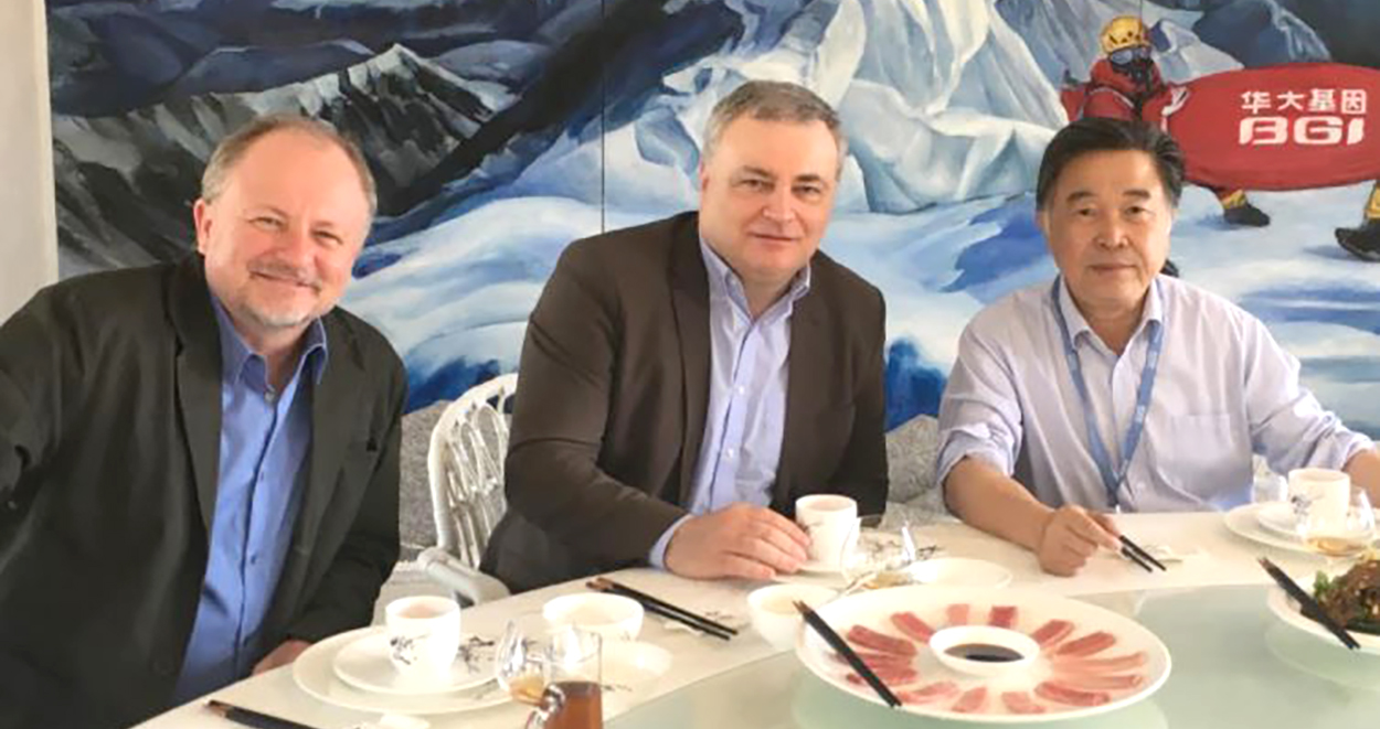 Тарас Олексик, Володимир Смоланка та Янг Хуаньмін за столом переговорів про секвенування