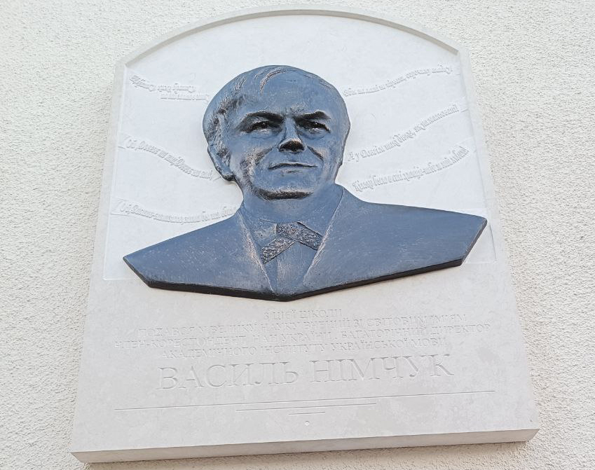 Ви зараз переглядаєте Професор Василь Німчук постав у бронзі в рідному селі